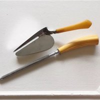 Vintage Bakelit Butterscotch Griff Stahl Messerschärfer Tortenheber von TheFlamingoMeadow