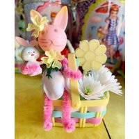 Vintage Ostern Frühling Hase Kitsch Urlaub Dekor Kunststoff Blumenkorb von TheFlamingoMeadow