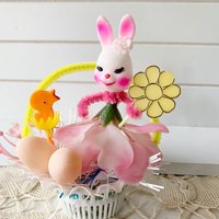 Vintage Ostern Frühling Hase Kitsch Urlaub Dekor Kunststoff Blumenkorb von TheFlamingoMeadow