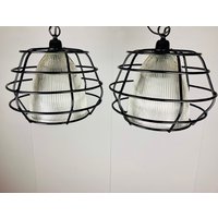 Set Industrielles Licht, Pendelleuchte, Metall Und Glas, Maßgeschneidertes Design, Innenarchitektur, Retro-Beleuchtung, Vintage-stil von TheFoldAntiques