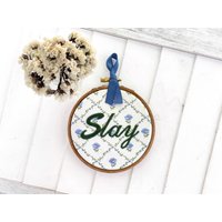Slay Kleine Fertige Stickrahmen-Kunst Für Inspirierende Dekoration Auf Dem Schreibtisch, Im Büro Oder in Der Kabine. Gerahmte Motivierende von TheFunnyStitch