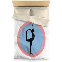 Gymnastik - Skorpion Pose Gymnast Loves Turnerin Silhouette Pink Blau Schwarz Weiß Microfaser Bettbezug von TheGabellaShoppe