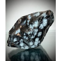 Cristobalit Und Fayalit Auf Natürlichem Obsidian || Cougar Butte, Siskiyou, Kalifornien, Usa von TheGemstoneMatrix
