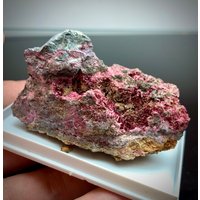 Erythrit, Spherocobaltit, Co Calcit || Aghbar Mine, Bou Azzer, Tazenakht, Ouarzazate Provinz, Draa-Tafilalet Region, Marokko von TheGemstoneMatrix