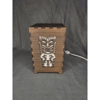 Tiki Holzlaterne, Figur Led Laterne, Tischlaterne, Mann Höhlenlaterne, Nachtlicht, Laterne von TheGiftDesignStudio