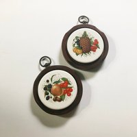 Paar Pfirsich & Ananas Keramik Auf Holz 70Er Jahre Untersetzer || Kirschen, Brombeeren, Heidelbeerfrucht von TheGingerRootShop