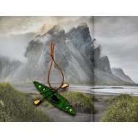 Grüner Kayak Mit Paddel | Glasmalerei Weihnachtsschmuck Sonnenfänger Abenteuer Außenbereich Auto Spiegel Aufhänger von TheGlassBucket