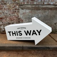 The Kingsway - Großes Freistehendes Pfeilschild Für Shops & Events von TheGoodsLondon