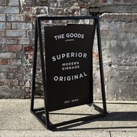 The Soho - Schwarzes A Board Metallschild "A'-Rahmen Mit Schwingbarem Paneel von TheGoodsLondon