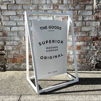 The Soho - White A Board Metallschild "A'-Rahmen Mit Schwingbarem Paneel von TheGoodsLondon