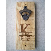 Flaschenöffner Groomsmen Geschenk Personalisierte Gravierte Magnetverschluss Catcher Aus Holz Rustikale Wand Befestigte Bier Öffner Hochzeit Mann von TheGreatGifts