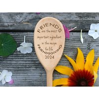 Friendsgiving Favor Löffel Und Taschen Brautdusche Geschenk Thanksgiving Decor Holz Für Freunde Wichtigste Zutat Im Rezept Des Lebens von TheGreatGifts