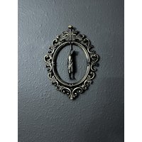 Gothic Gerahmter Hängender Mann Wanddekor von TheGreyHouseshop