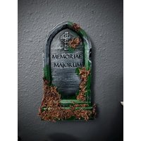 "Gothic "Memoriae Majorum" Grabstein Wandbehang." von TheGreyHouseshop