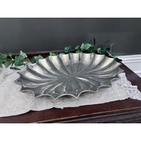 Vintage Wilton Fox Designs Großes Aluminium Scalloped Serviertablett von TheGreyHouseshop