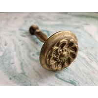 Langer Messingblumen-Türgriff | Floral Geborgener Türknauf Vintage Türgriff Vorhang Raffhalter Geprägtes Blumenmuster von TheGypsyHomeStore