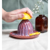 Handgemachte Keramik Zitruspresse - Magenta von TheHanMadeCollection