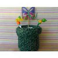 Grüner Strickstifthalter Handgefertigt. Becher. Schreibtischmaterial. Hausdekoration. Geschenkideen von TheHandKnittedFactor