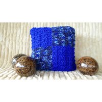 Handgefertigtes Blaues Patchwork-Kissen. Original Kissen. Moderne Kissen Zu Zwei Nadeln Gewebt. Wohndekoration. Einzigartig von TheHandKnittedFactor