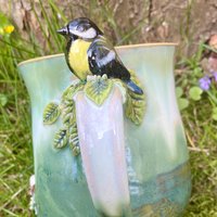 Handgetöpferte Keramiktasse Mit Kohlmeise Und Nest in Höhle. Unikat Liebe Handgefertigt. Diese Tasse Bringt Den Frühling Nach Hause Handgetöpferte Keramiktasse Mit Kohlmeise Und Nest in Höhle. Unikat Liebe Handgefertigt. Diese Tasse Bringt Den Frühling Nach Hause von TheHappyClayFactory