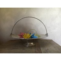 Schöne Vintage Versilberte Kuchen Stand Mit Ziseliertem Jugendstil-Muster von TheHiddenFlorence