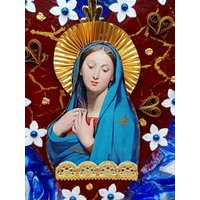 Madonna Mit Heiligenschein, Blauer Robe Und Tauben in Rotem Herz Blumen - Religiöse Mixed Media Collage Auf Marmorierter Leinwand von TheHolyMaryHermitage