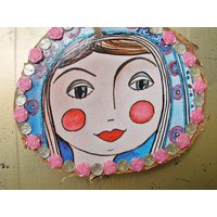 Rosenkranz-Maria, Liebliches Madonnengesicht Verziert Mit Rosenperlen Aus Acryl Und Goldborte, Gesicht Muttergottes Auf Birkenholzscheibe von TheHolyMaryHermitage