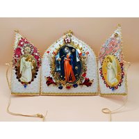 Heilige Jungfrau Maria Triptychon, Handgefertigter Reisealtar Weiß-Golden, Klapp-Altar, Tisch-Altar in Guter Hoffnung, Klosterarbeit Heilige Jungfrau Maria Triptychon, Handgefertigter Reisealtar Weiß-Golden, Klapp-Altar, Tisch-Altar in Guter Hoffnung, Klosterarbeit von TheHolyMaryHermitage