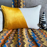 Safran Gelb & Beige Samt/Leinen Farbblock Dekorative Lendenkissenbezug, Moderne Couch Längliche Kissenbezug-Velutinous Saffron von TheHomeCentric