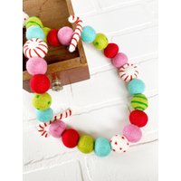 Cindy Lou Wer Filz Pom Wimpelkette | Weihnachten Urlaub Wunderliche Candy Cane Filzkugel Girlande Abgestuftes Tablett, Mantel, Kinderbücherregaldekor von TheHonakerHomeMaker