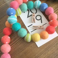 Einfach Sonnenschein Filz Wimpelkette | Bunte Regenbogen Filzkugel Girlande von TheHonakerHomeMaker
