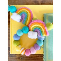 Frühlingsschauer Filz Wimpelkette | Bunte Pastell Regenbogen Filzkugel Girlande Gestuftes Tablett, Mantel, Tafel, Kinder Bücherregal Dekor von TheHonakerHomeMaker
