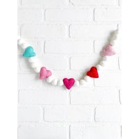 Herz Des Blues Filz Wimpelkette | Aqua Pink Rot Valentinstag Filzkugel Girlande Ablage, Bücherregal, Kinderregal Dekor von TheHonakerHomeMaker