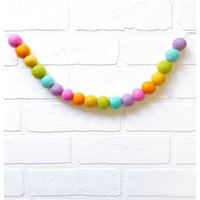 Hippity Hop Filz Wimpelkette | Regenbogen Frühling + Ostern Filzkugel Girlande Gestuftes Tablett, Mantel, Tafel, Kinder Bücherregal Dekor von TheHonakerHomeMaker