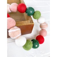 Holly Berries Filz Wimpelkette | Weihnachten Gedeckte Pinks Grüns Filzkugel Girlande Gestuftes Tablett, Mantel, Tafel, Bücherregal Dekor von TheHonakerHomeMaker