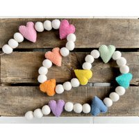 Konversation Herzen Filz Wimpelkette | Regenbogen Valentinstag Filzkugel Herz Girlande Ablage, Bücherregal, Kinderregal Dekor von TheHonakerHomeMaker