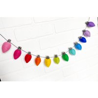 Lite Brite Bulbs 2.0 | Mit Lilas Filz Pom Wimpelkette | Regenbogen Weihnachtsgirlande Gestuftes Tablett, Mantel Dekor von TheHonakerHomeMaker