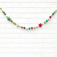 Pfefferminz Party Filz Wimpelkette | Rot, Grün Und Weiß Weihnachtliche Filzkugel Girlande von TheHonakerHomeMaker