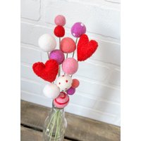 Pom Cluster | Süßes Und Freches Flower Bouquet Rot, Rosa Lila Herz Candy Valentinstag Gestufte Tablett Deko von TheHonakerHomeMaker