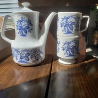 Kanesho Fine China Tee Set - Royal Blue Zwiebel Essen Tassen Und Teekanne von TheHoneycombMarket