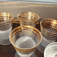 Vintage 1940Er Frosted Cordial Gläser - Konenform Mit 22K Goldbändern Barware Cocktailgläser Schnabelglas von TheHoneycombMarket