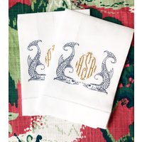 Duo Delfin Koi Fisch Monogrammiert Handtuch Duo Delfin Koi Fisch Monogrammiert Handtuch von TheHuntedHomeCo