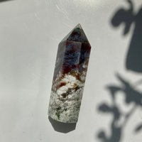Lebendige Lila Weiß Grün Mix Ozean Jaspis Regenbogen Kristall Turm von TheImaku