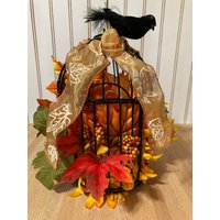 Handgefertigter Herbst Vogelkäfig - Blumengesteck Kürbisse Krähe Halloween Herbstdekor Schwarz Orange Gelb Herbstblätter von TheJadeParrot