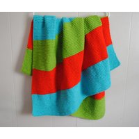 Handgestrickte Babydecke in Orange, Grün Und Blau von TheKnittingHour