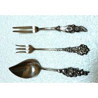 Set Mit Drei Versilberten Harlekin-Blumenmuster Reed & Barton Servierstücken Set Mit Drei Versilberten Harlekin-Blumenmuster Reed & Barton Servierstücken von TheLadyCollects