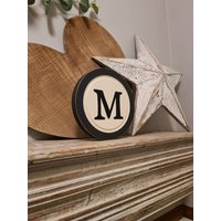 15cm Rund Buchstabe M Schild, Monogramm, Initiale, Wandkunst, Home Decor, Rustikale Buchstaben, Alle Buchstaben Verfügbar, Leichte Not von TheLetterHouseUK