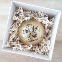 Einweihungsparty Geschenk, Unser Neues Zuhause Benutzerdefinierte Kalligraphie Ornament, Gold Glitter Ornament Bauble, Erste Haus - One | Gold, 4" von TheLetteringStudio