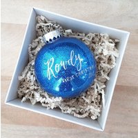 Personalisierte Babys Erste Weihnachtsverzierung Blaue Glitzer 4 "Kugel von TheLetteringStudio