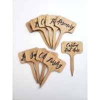 Handbeschriftete Bambuspflanzenmarkierer Kräuter - Und Gemüsegartenstecker von TheLetteringStudio